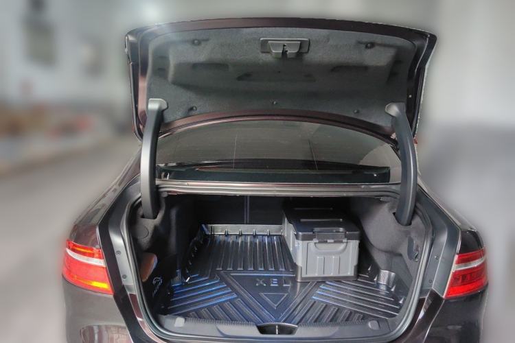 Used Jaguar XEL 2018 2.0T 200 PS Premium Edition Trunk