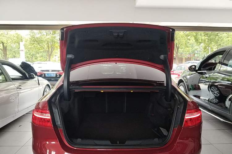 Used Jaguar XEL 2018 2.0T 200 PS Premium Edition Trunk