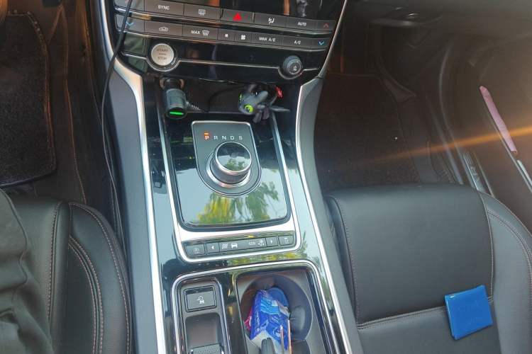 Used Jaguar XEL 2018 2.0T 200 PS Luxury Edition Gear Lever