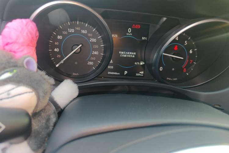 Used Jaguar XEL 2018 2.0T 200 PS Luxury Edition Odometer Close Up
