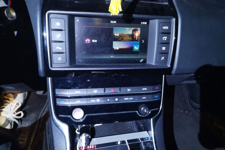 Used Jaguar XEL 2018 2.0T 200 PS Luxury Edition Audio And AC Panel