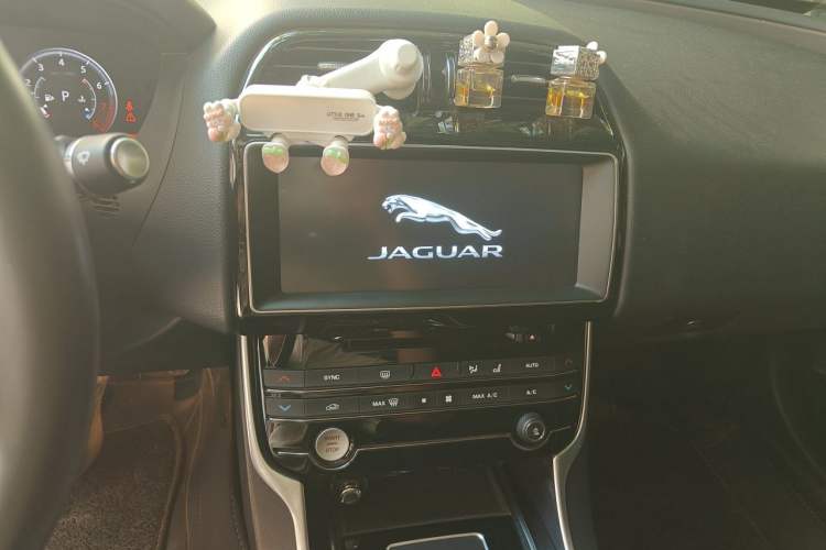 Used Jaguar XEL 2018 2.0T 200 PS Premium Edition Audio And AC Panel