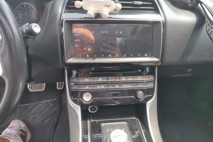 Used Jaguar XEL 2018 2.0T 250 PS Premium Edition Audio And AC Panel