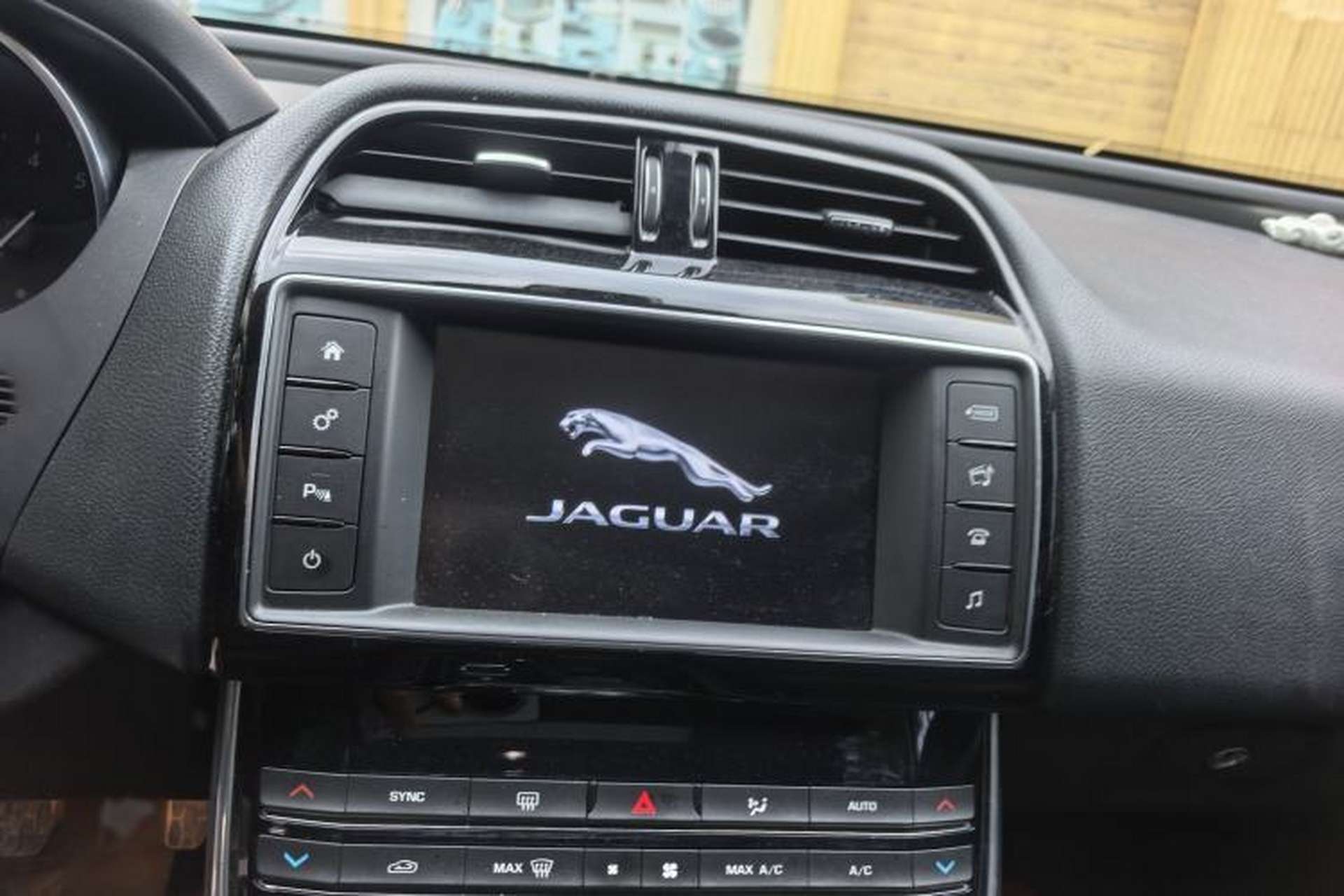 Used Jaguar XEL 2018 2.0T 200 PS Luxury Edition Audio And AC Panel