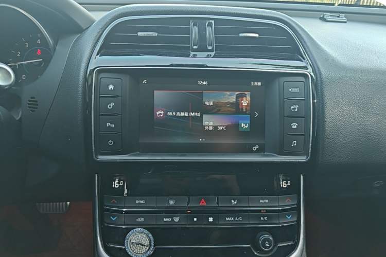 Used Jaguar XEL 2018 2.0T 200 PS Luxury Edition Audio And AC Panel