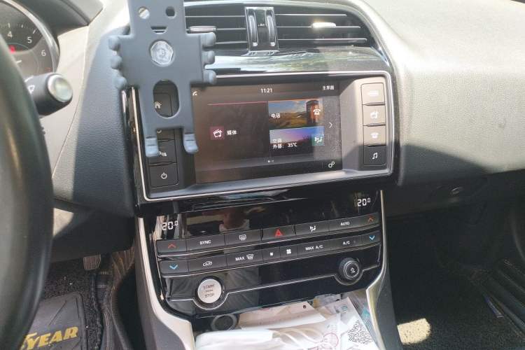 Used Jaguar XEL 2018 2.0T 200 PS Luxury Edition Audio And AC Panel