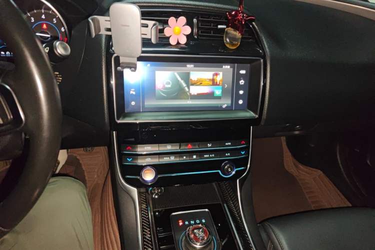 Used Jaguar XEL 2018 2.0T 200 PS Luxury Edition Audio And AC Panel