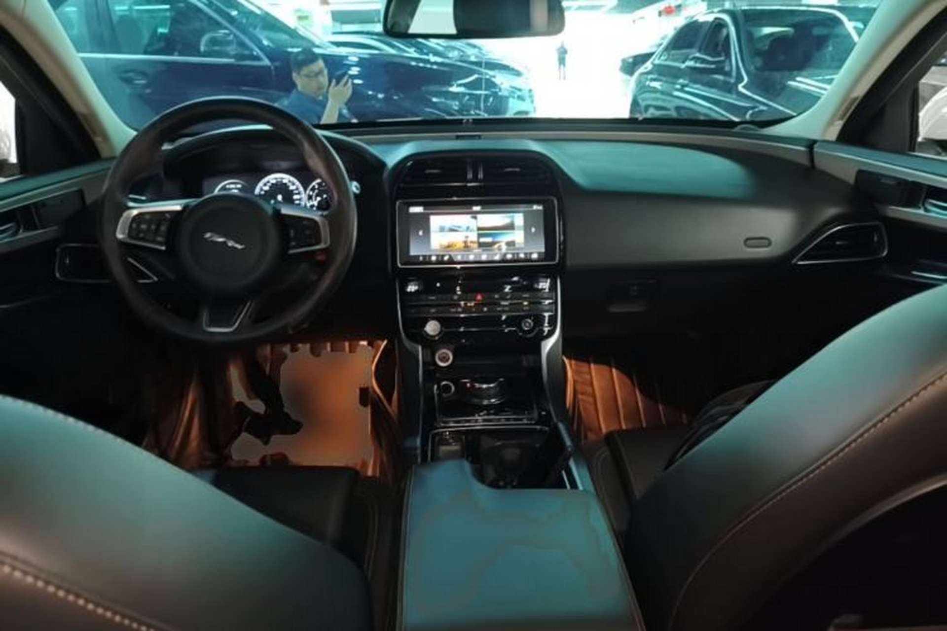 Used Jaguar XEL 2018 2.0T 200 PS Premium Edition Center Console