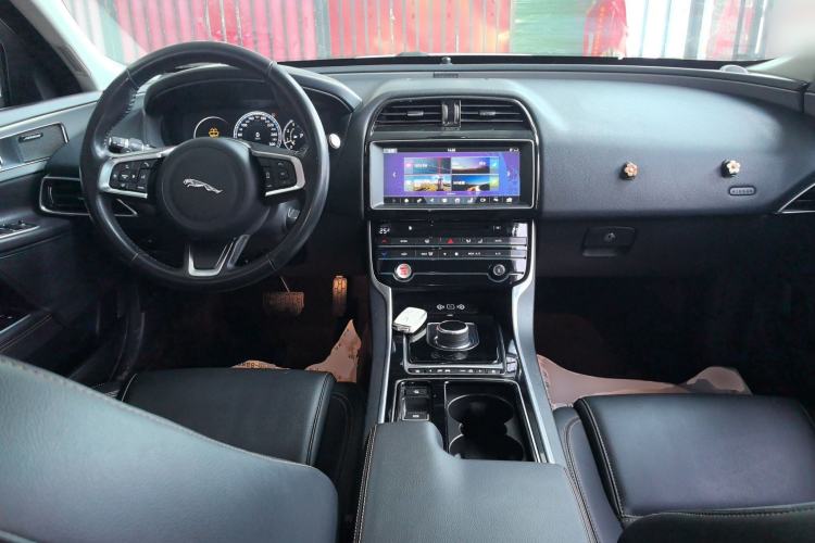 Used Jaguar XEL 2018 2.0T 250 PS Premium Edition Center Console