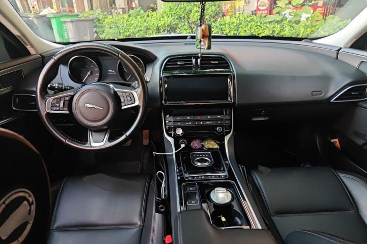 Used Jaguar XEL 2018 2.0T 200 PS Luxury Edition Center Console