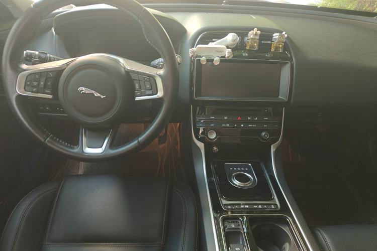 Used Jaguar XEL 2018 2.0T 200 PS Premium Edition Center Console
