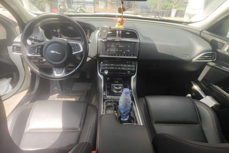 Used Jaguar XEL 2018 2.0T 200 PS Premium Edition Center Console