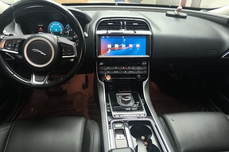 Used Jaguar XEL 2018 2.0T 200 PS Premium Edition Center Console
