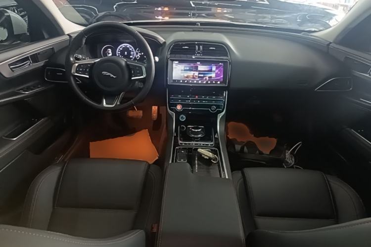 Used Jaguar XEL 2018 2.0T 200 PS Premium Edition Center Console