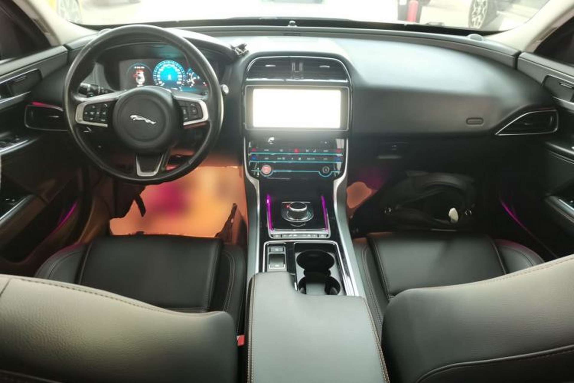 Used Jaguar XEL 2018 2.0T 200 PS Premium Edition Center Console