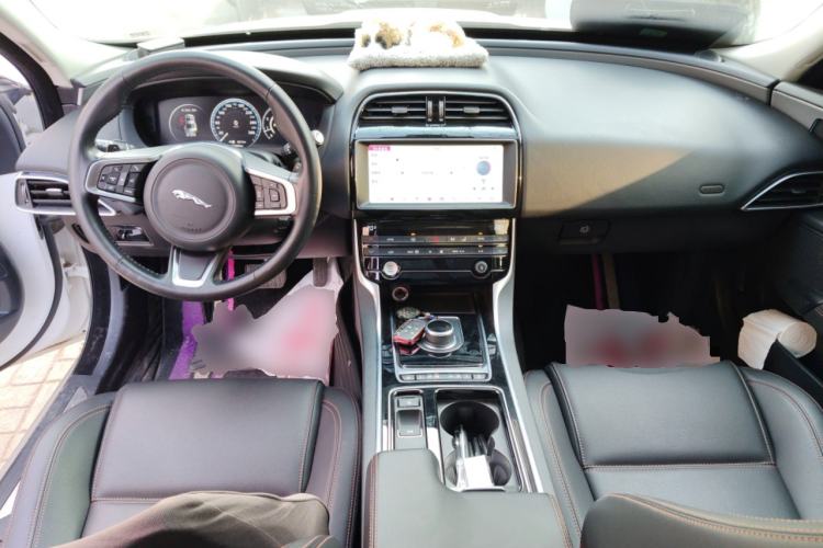 Used Jaguar XEL 2018 2.0T 200 PS Premium Edition Center Console