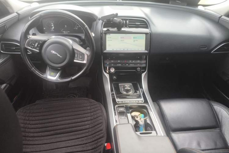 Used Jaguar XEL 2018 2.0T 200 PS Premium Edition Center Console