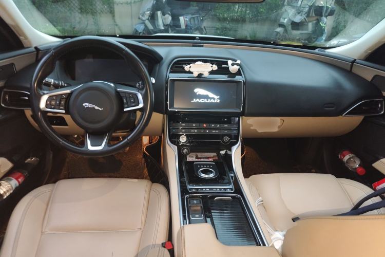 Used Jaguar XEL 2018 2.0T 200 PS Premium Edition Center Console