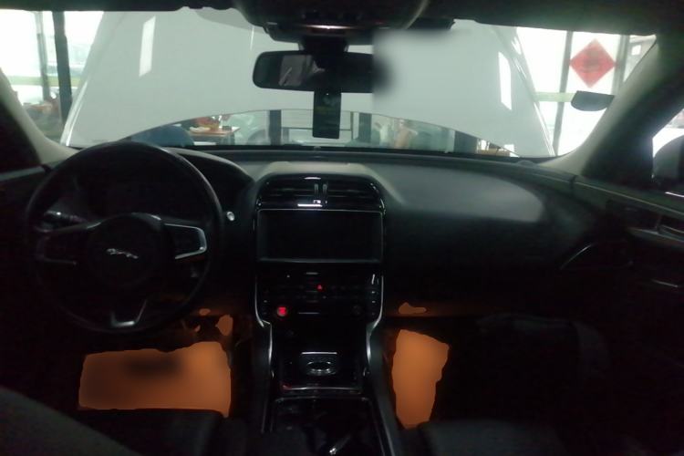 Used Jaguar XEL 2018 2.0T 200 PS Premium Edition Center Console