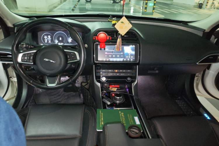 Used Jaguar XEL 2018 2.0T 200 PS Premium Edition Center Console