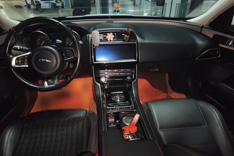 Used Jaguar XEL 2018 2.0T 200 PS Luxury Edition Center Console