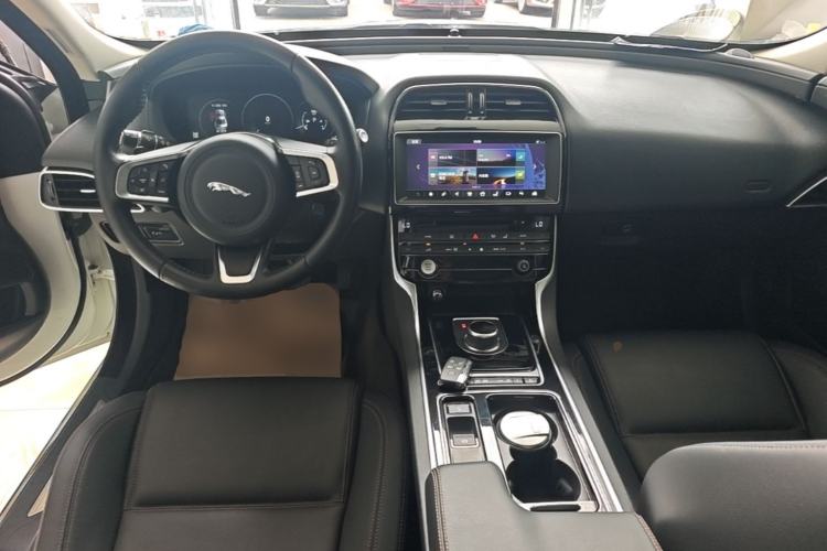 Used Jaguar XEL 2018 2.0T 200 PS Premium Edition Center Console