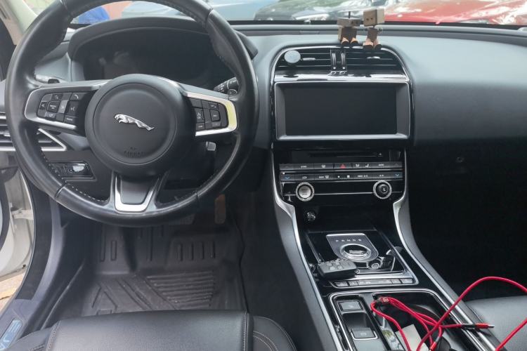 Used Jaguar XEL 2018 2.0T 250 PS Premium Edition Center Console