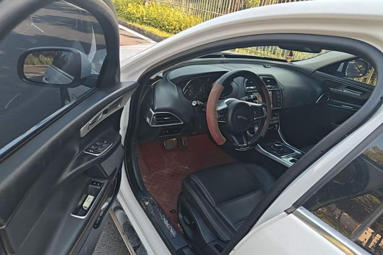 Used Jaguar XEL 2018 2.0T 200 PS Luxury Edition Driver Seat