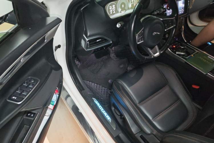Used Jaguar XEL 2018 2.0T 200 PS Premium Edition Driver Seat