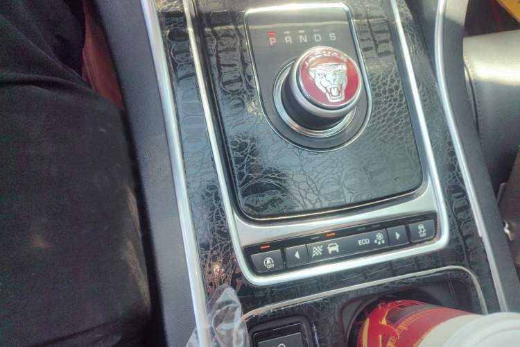 Used Jaguar XEL 2018 2.0T 250 PS Premium Edition Gear Lever