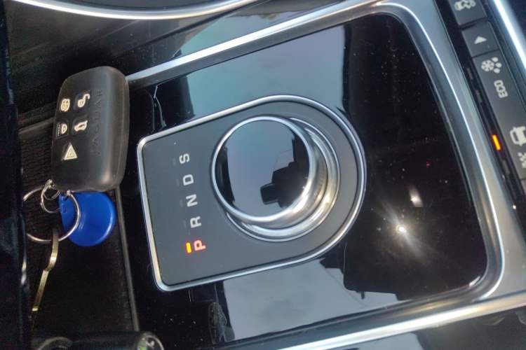 Used Jaguar XEL 2018 2.0T 200 PS Premium Edition Gear Lever