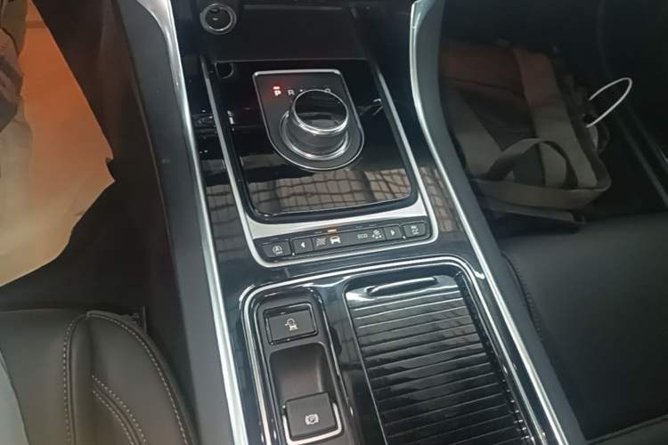 Used Jaguar XEL 2018 2.0T 200 PS Premium Edition Gear Lever