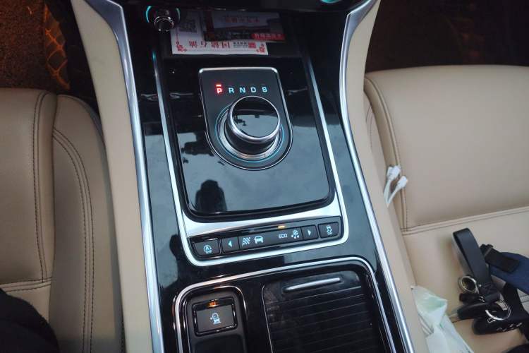Used Jaguar XEL 2018 2.0T 200 PS Premium Edition Gear Lever