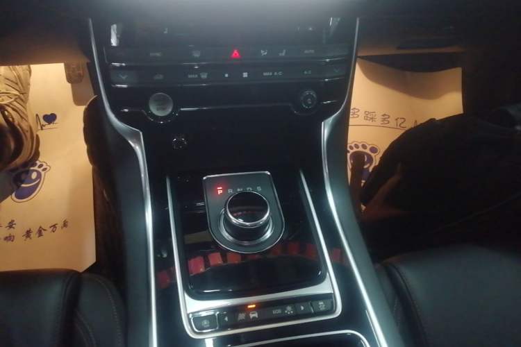 Used Jaguar XEL 2018 2.0T 200 PS Premium Edition Gear Lever