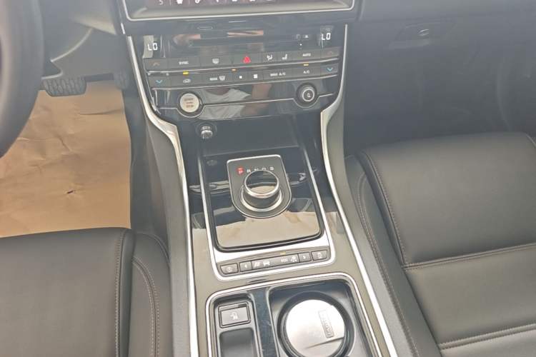 Used Jaguar XEL 2018 2.0T 200 PS Premium Edition Gear Lever