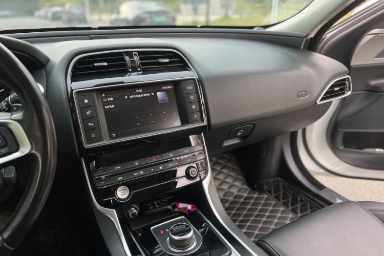Used Jaguar XEL 2018 2.0T 200 PS Luxury Edition Interior 3