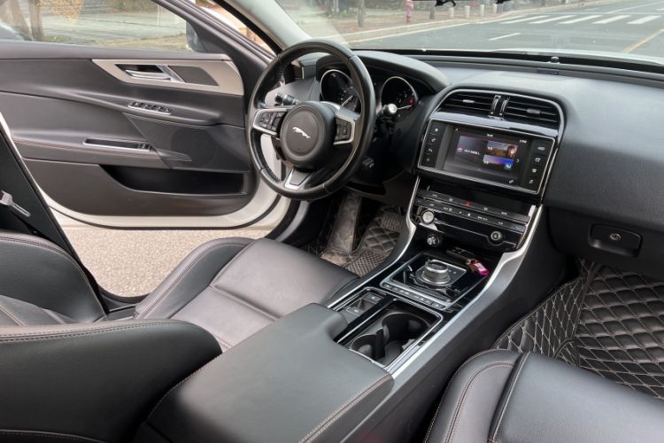 Used Jaguar XEL 2018 2.0T 200 PS Luxury Edition Interior 4