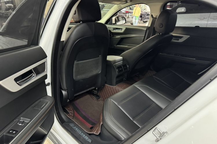 Used Jaguar XEL 2018 2.0T 200 PS Premium Edition Interior 4