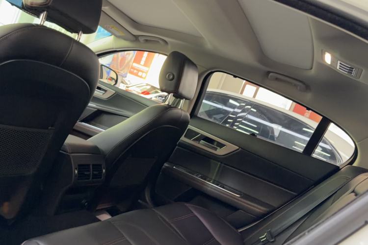 Used Jaguar XEL 2018 2.0T 200 PS Premium Edition Interior 6