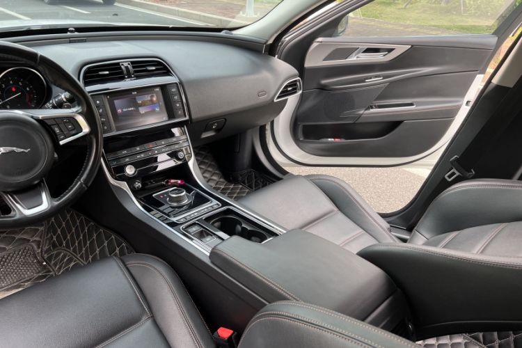 Used Jaguar XEL 2018 2.0T 200 PS Luxury Edition Interior 7