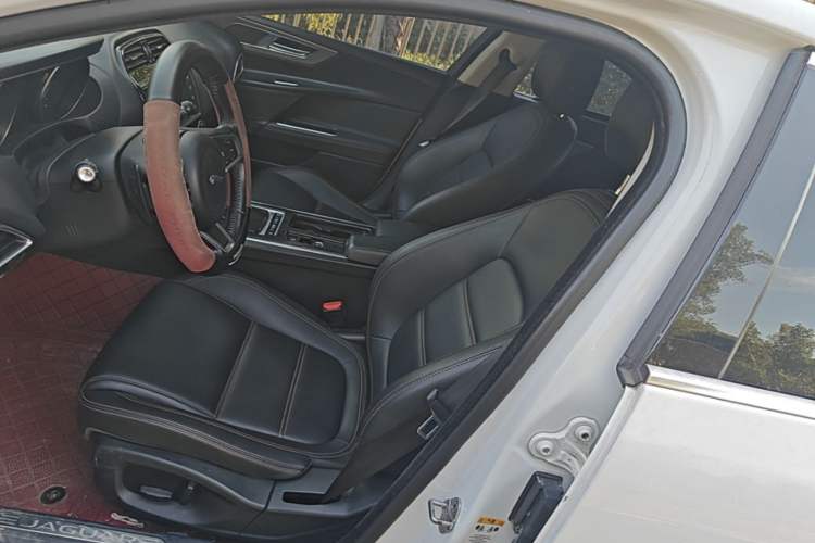 Used Jaguar XEL 2018 2.0T 200 PS Luxury Edition Left Front Seat