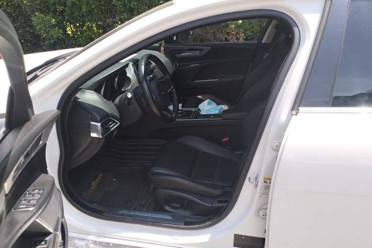 Used Jaguar XEL 2018 2.0T 200 PS Luxury Edition Left Front Seat
