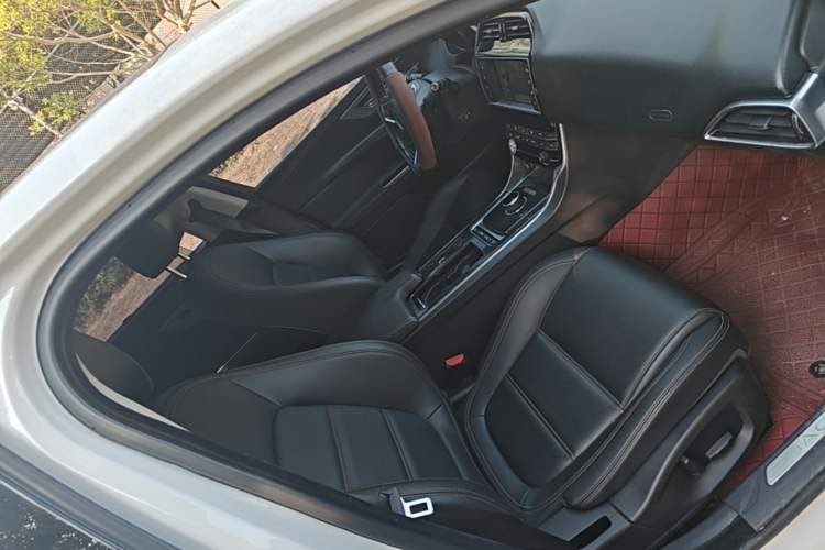 Used Jaguar XEL 2018 2.0T 200 PS Luxury Edition Right Front Seat