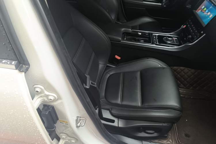 Used Jaguar XEL 2018 2.0T 200 PS Premium Edition Right Front Seat