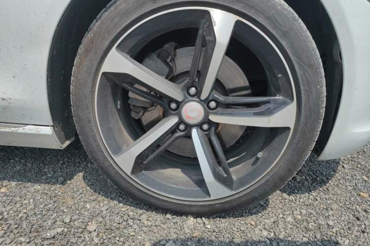 Used Jaguar XEL 2018 2.0T 250 PS Premium Edition Right Front Wheel Hub