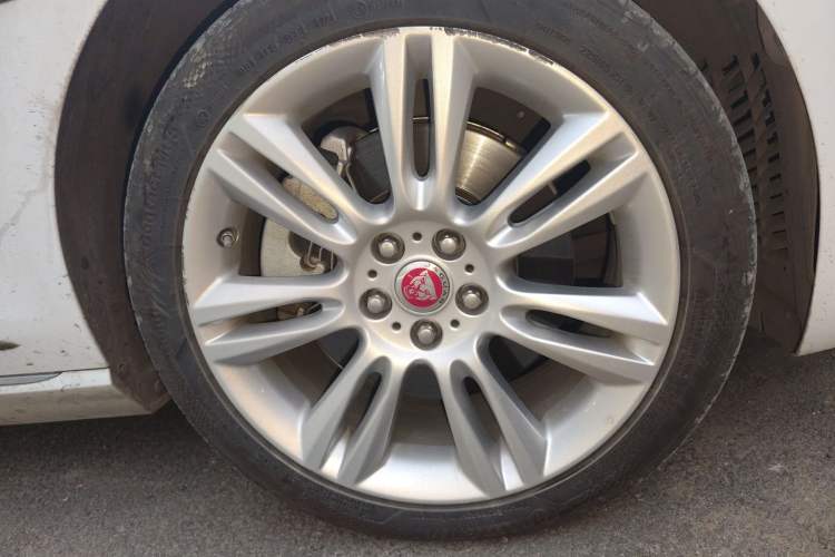 Used Jaguar XEL 2018 2.0T 200 PS Premium Edition Right Front Wheel Hub