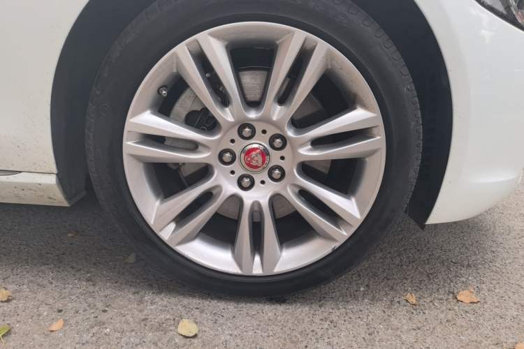 Used Jaguar XEL 2018 2.0T 250 PS Premium Edition Right Front Wheel Hub