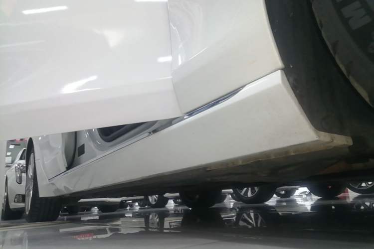 Used Jaguar XEL 2018 2.0T 200 PS Premium Edition Right Side Sill