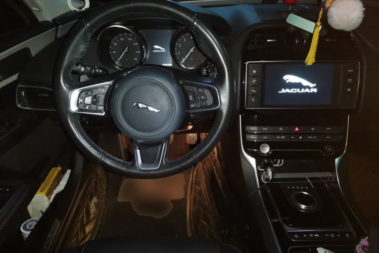 Used Jaguar XEL 2018 2.0T 200 PS Luxury Edition Steering Wheel