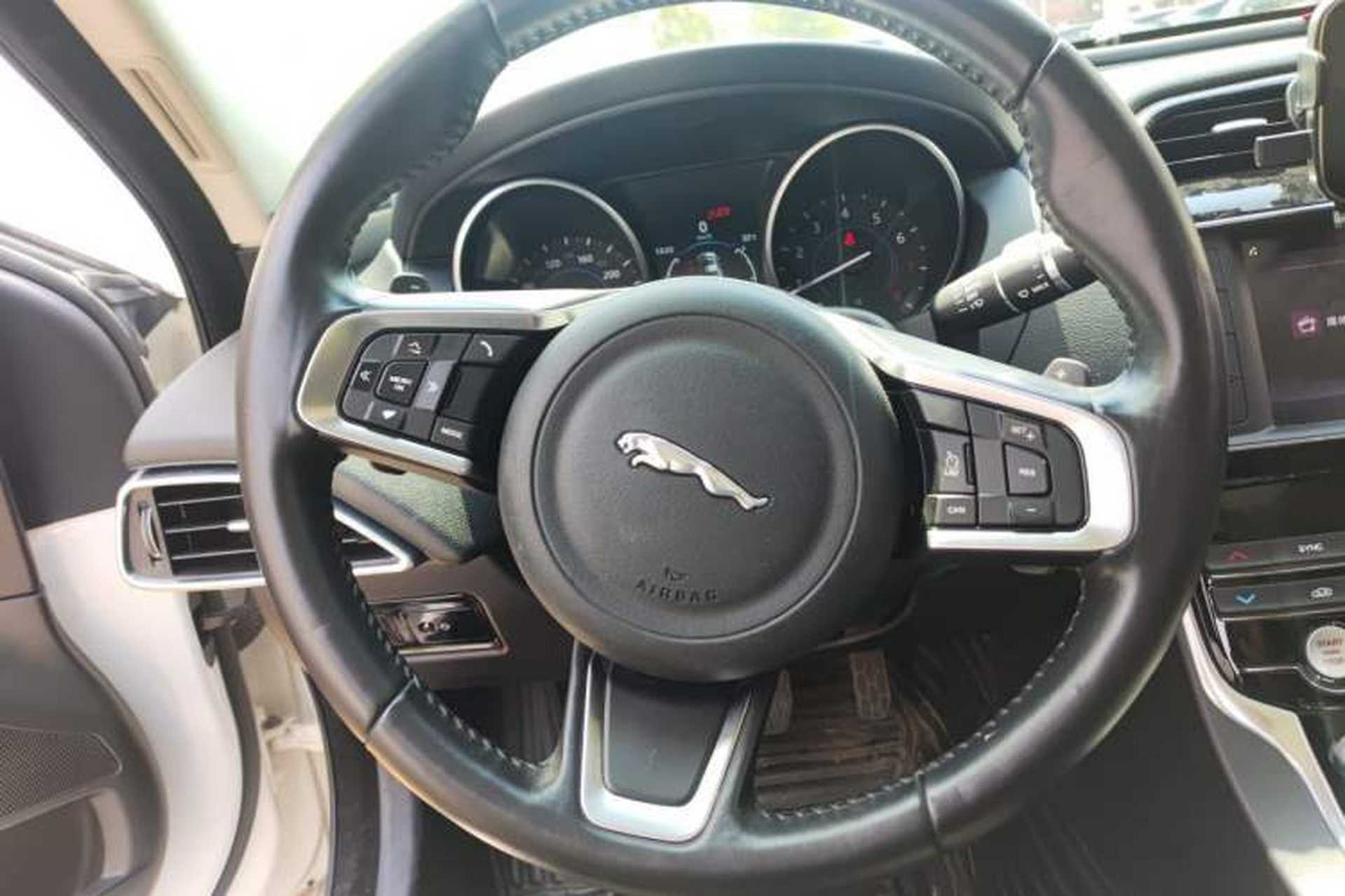 Used Jaguar XEL 2018 2.0T 200 PS Luxury Edition Steering Wheel